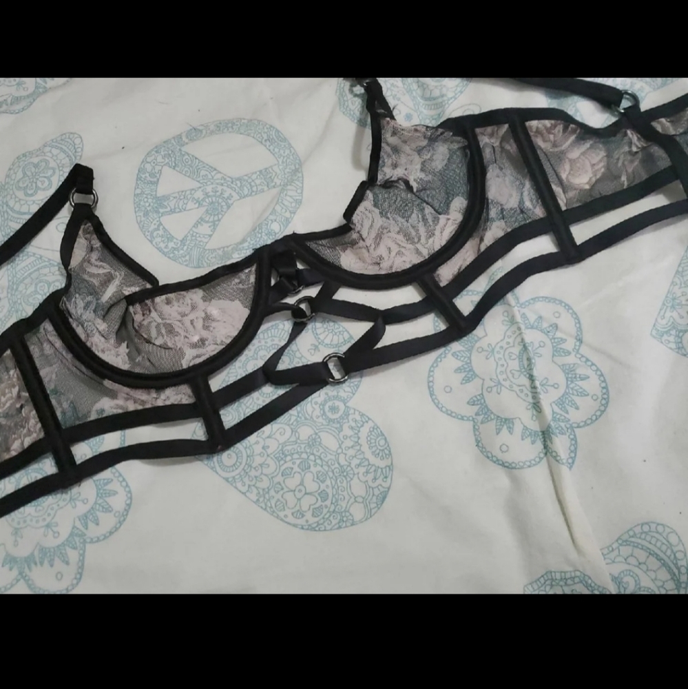 Victoria's Secret Bondage Bra **34C - Picture 7 of 9